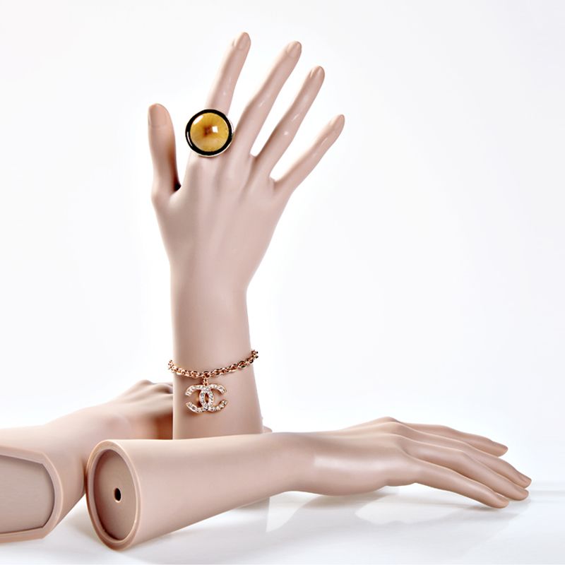 壊れない女性マネキン手、リアルなマネキン手、指輪やジュエリー - Body Jewelry Plus のレビューと価格